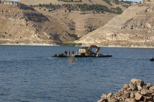 Manbij YPG/SDF crossing the Euphrates River. Qareqowzaq bridge destroyed.  