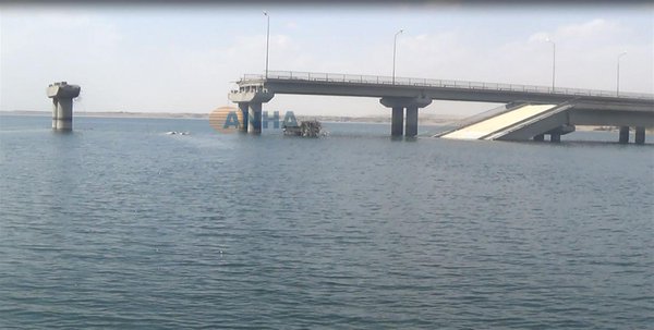 Manbij YPG/SDF crossing the Euphrates River. Qareqowzaq bridge destroyed.  