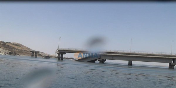 Manbij YPG/SDF crossing the Euphrates River. Qareqowzaq bridge destroyed.  