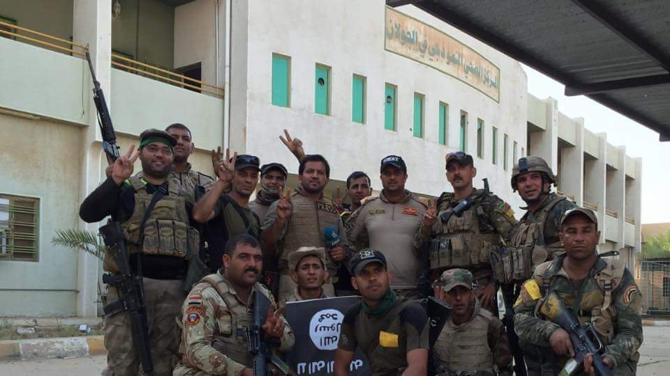 Iraq:ISF soldiers have raised the Iraqi flag in the Golan district of Fallujah, slowly the entire city is cleared  