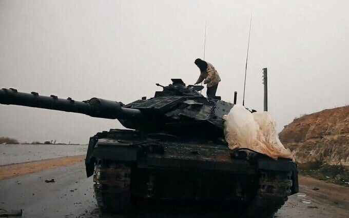[Die alte Informationen, Tank wurde vor Jahren gefangen] ISIS erfasst Turkish Tank Sabra M60 in der Nahe von Al-Bab