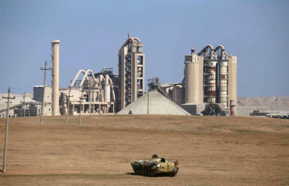 Images of Iraq's army and Hashd as they reached the Badush cement plant, about 15km northwest of Mosul.  
