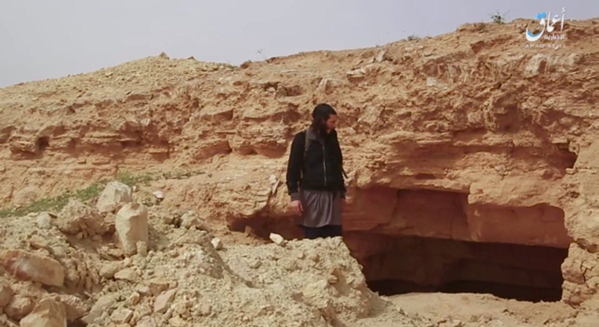 ISIS says it discovered new ancient ruins in al-Salhiyah, Albukamal. (Dura-Europos ruins). Statues destroyed