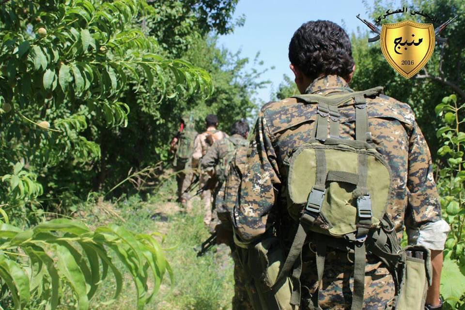 Fighters of the Manbij Military Council advancing south of Raqqa  