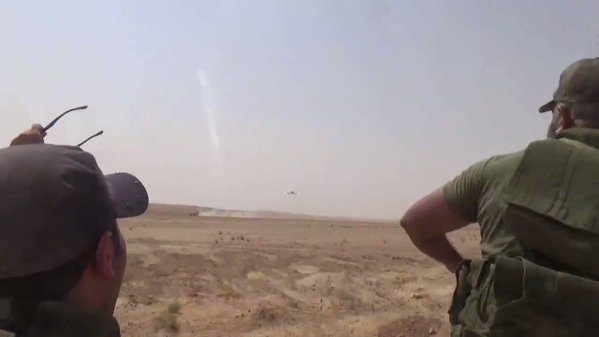 Jet pilotu, Binbaşı General Issam Zahreddine\'i Deyrizor\'da selamlıyor
