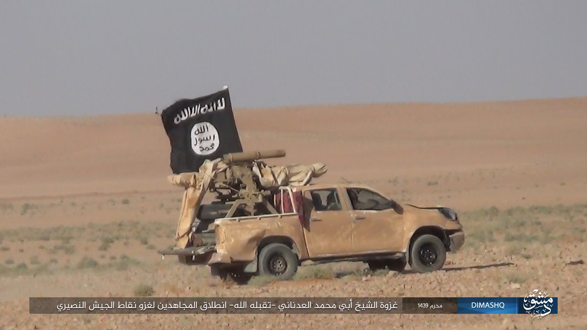 قافلة داعش تسافر عبر الصحراء الفارغة إلى قريتين من شرق. حمص. وشوهدت المجموعة شرق سخنة، وشاركت في هجوم 28 سبتمبر.