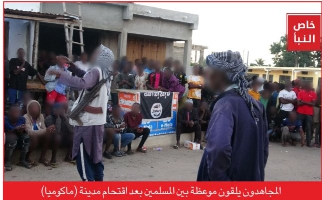 IS released a new photoset from last weekend's battle of Macomia, quite a big one. Includes vehicles seized from NGOs like @MSF. A few bodies, including  a beheading shown in the process. A major success for the group, with significant loot safely sent out of the town 