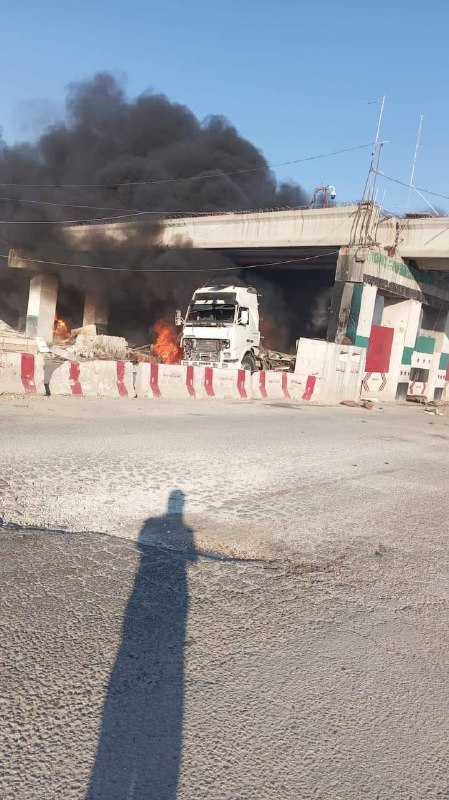 Trois morts et plusieurs blessés à la suite de l'explosion d'une voiture piégée au poste de contrôle de Chatt, dans la ville d'Azaz, dans la campagne d'Alep.