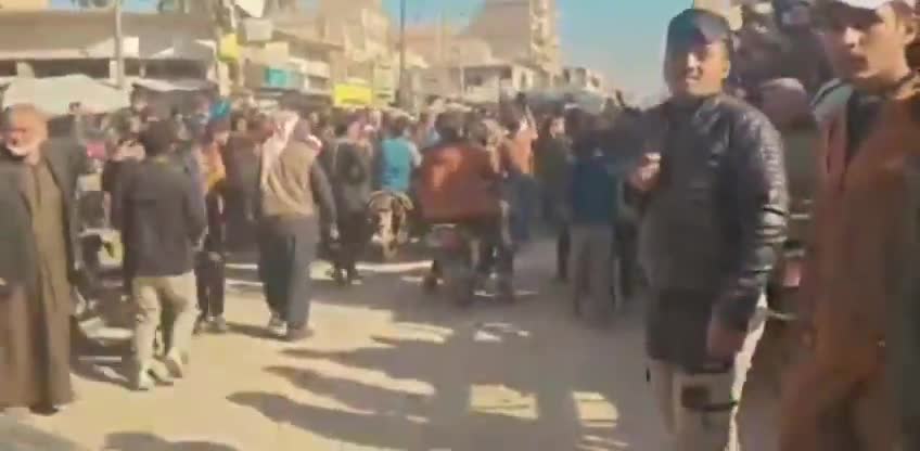 Military Operations Administration convoys enter the city of Al-Mayadeen in Deir_Ezzor Governorate amidst a great reception from the city's residents