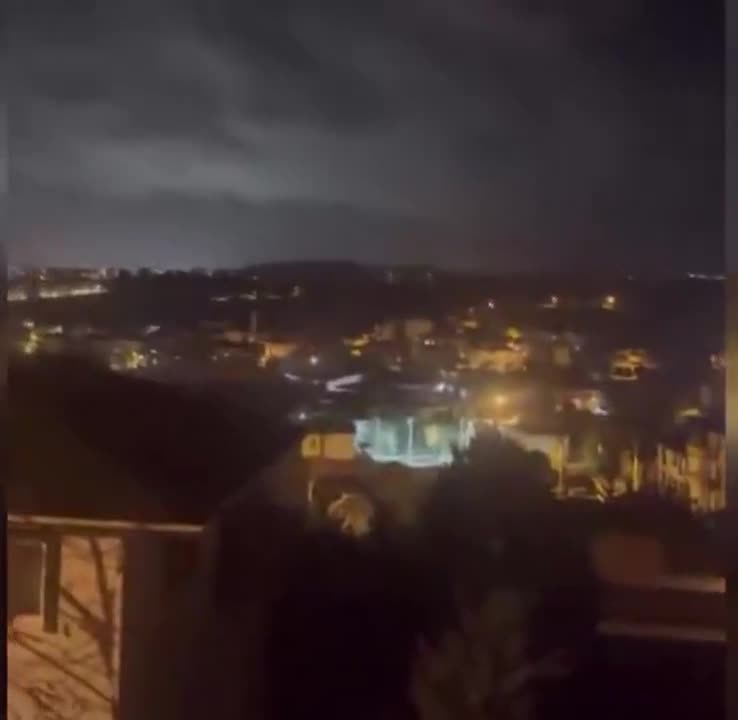 Türk polisi, bu sabah erken saatlerde Yalova'nın Elmalık köyü yakınlarında IŞİD karşıtı planlı bir operasyon başlattı. Şüpheliler ateş açınca çatışma çıktı. 7 polis memuru yaralandı; hepsinin durumu stabil. Özel Kuvvetler takviye birlikleri sevk edildi; çatışmalar devam ediyor.