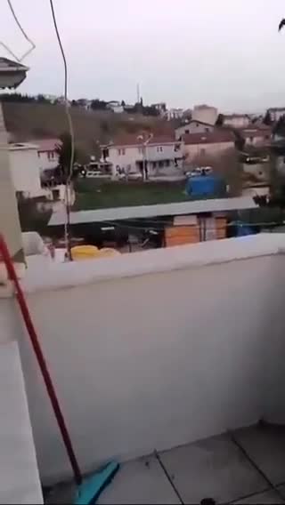 Türkiye'nin Yalova bölgesinde IŞİD karşıtı operasyon yedinci saatine girdi. Elmalı köyünde IŞİD militanları bir eve sıkıştırıldı.