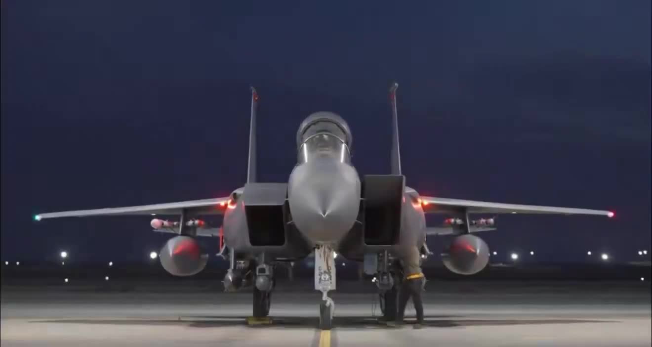 ABD Merkez Komutanlığı (CENTCOM) tarafından yayınlanan görüntülerde, Orta Doğu'daki hava üslerindeki görev hazırlıkları ve geçen ayki Şahin Gözü Operasyonu kapsamında gerçekleştirilen ikinci tur saldırılar kapsamında Suriye'deki IŞİD'e ait noktalara yönelik hava saldırıları gösteriliyor.