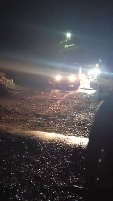 Syrian army units have begun entering areas east of the Euphrates River via the earthen bridge in the city of Deir ez-Zor, as part of measures to protect civilians and preserve public property. This earthen bridge is the only bridge