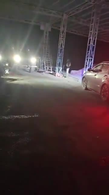 Les forces américaines semblent se diriger vers Shadadi.  Il y a quelques minutes, des ambulances et des militaires américains sont arrivés.  Selon une source à Hassaké, il s'agit probablement d'une mission de protection de la prison de Shadadi. Une autre source kurde indique que, jusqu'à ce soir, les forces américaines se contentaient d'observer.