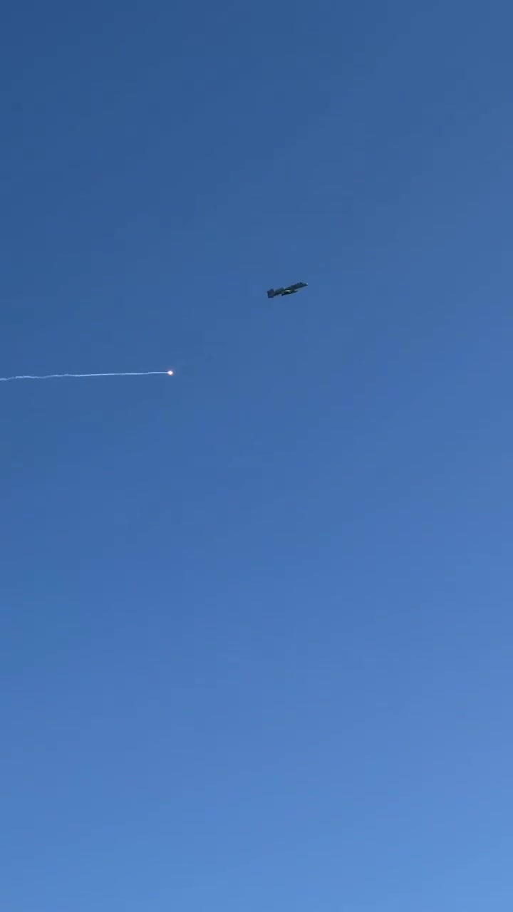 Des avions de la Coalition mondiale survolent la prison d'al-Aqtan, tenue par l'EI, dans la campagne de Raqqa, en Syrie, où les combattants des FDS sont assiégés par des factions alignées sur Damas.