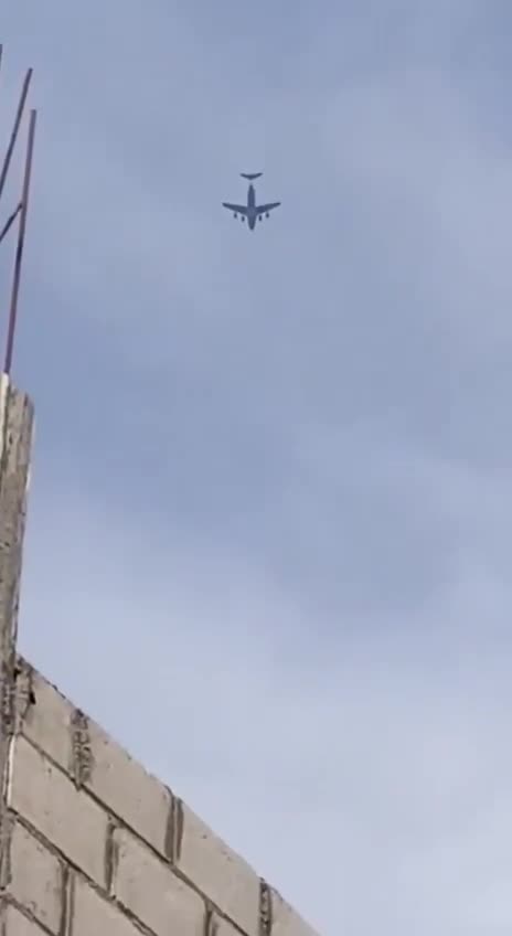 Media sources: The International Coalition continues to transfer ISIS prisoners from Syria to Iraq