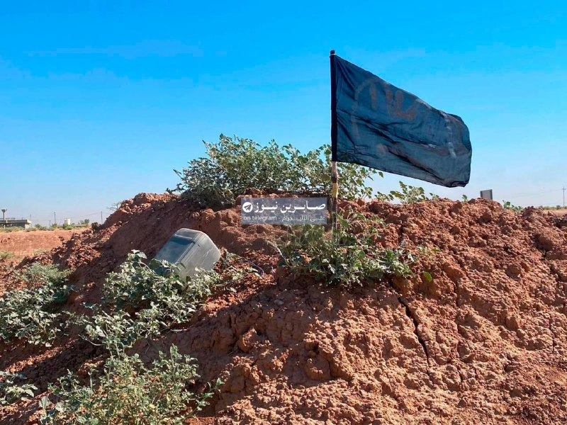 Security forces dismantle an explosive device planted by ISIS militants in the village of Anana, Daquq district, south of Kirkuk.